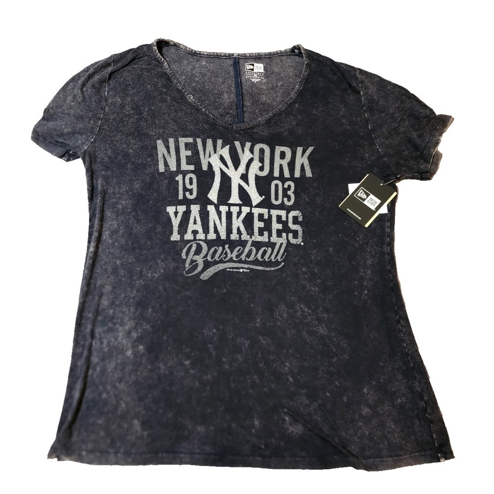 New Era® Women's XL New York Yankees™ Distressed Wash V-Neck‎ T-Shirt